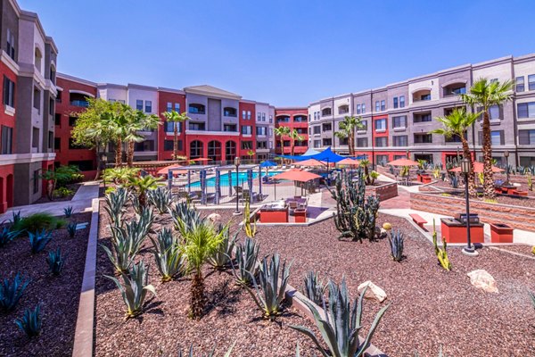 courtyard/pool at Alanza Place Apartments