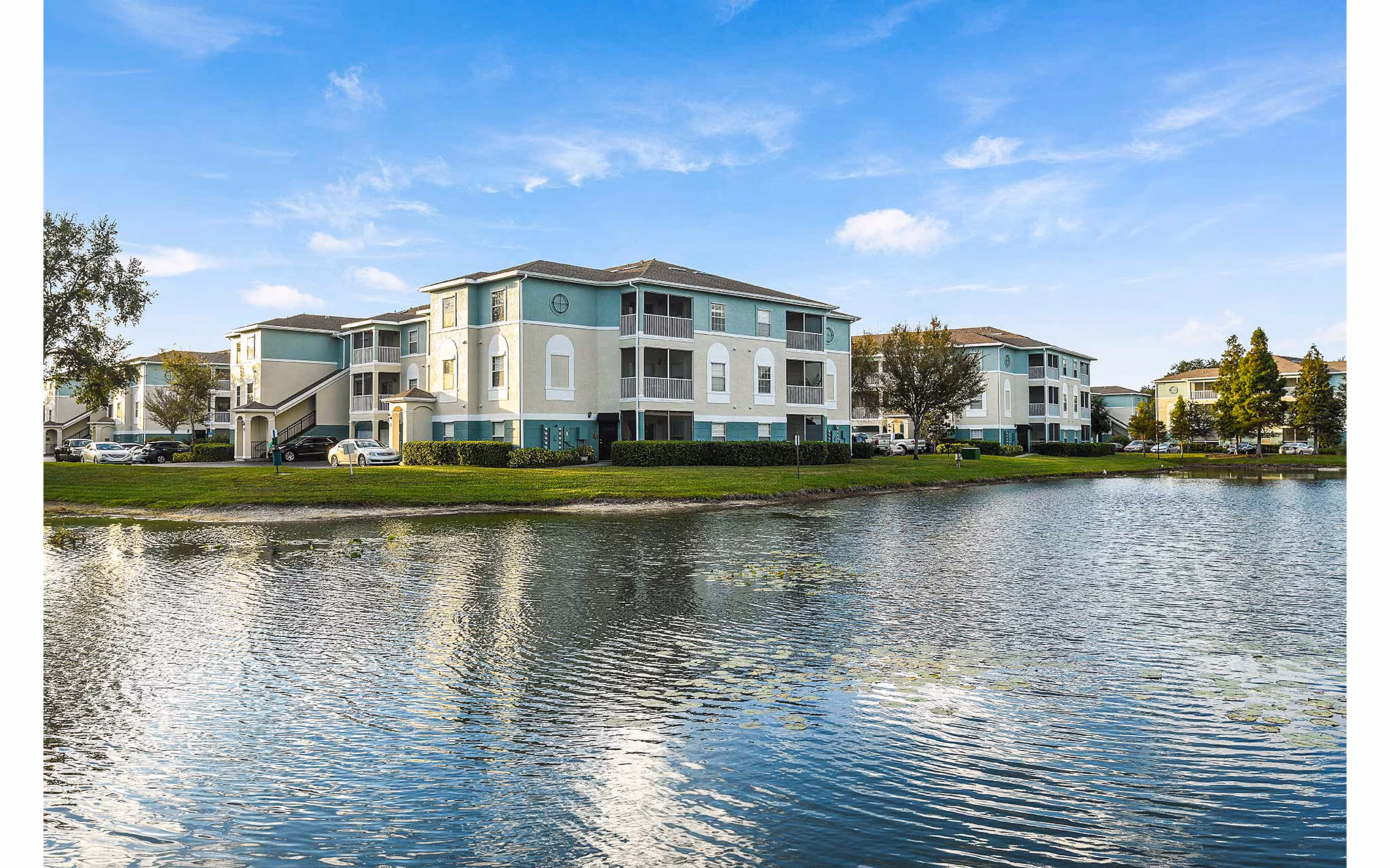Villas at Gateway: Lush landscaped of luxury apartments in vibrant neighborhood