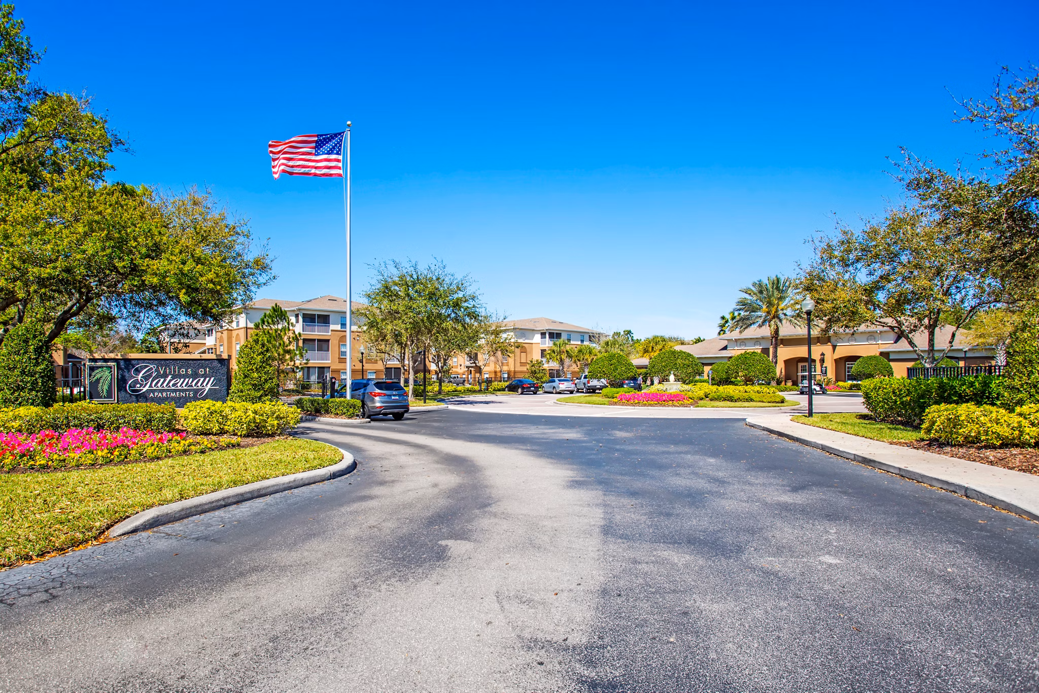 Scenic courtyard view at Villas at Gateway Apartments featuring lush greenery and outdoor seating
