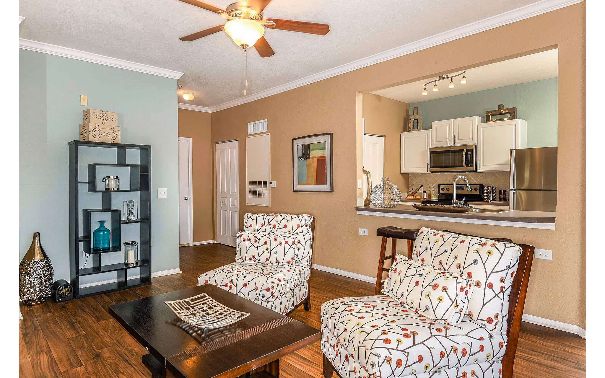 Contemporary living room with stylish furnishings at Villas at Gateway Apartments