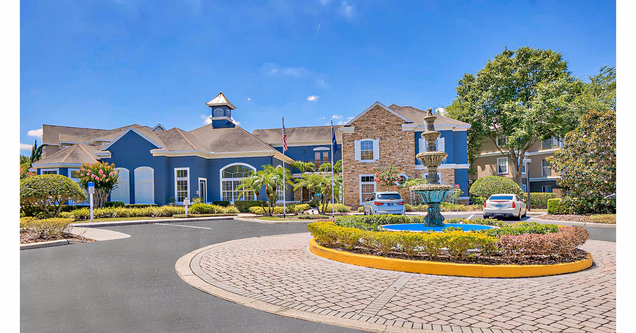 Elmhurst Village: Elegant garden-style apartments in a serene neighborhood