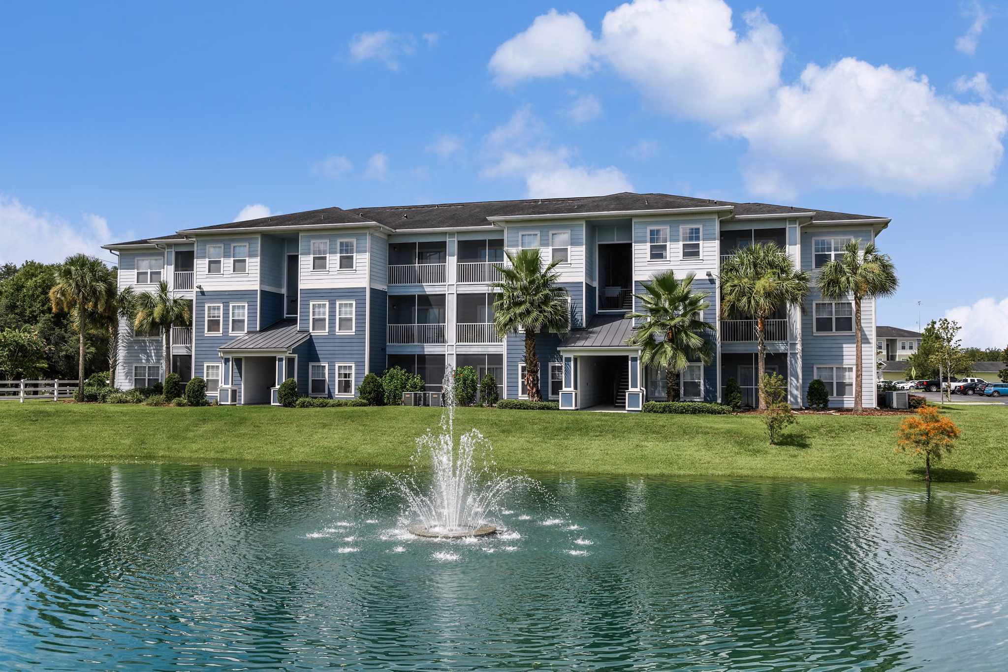 Arbor Glen Apartments: Contemporary luxury apartment in tranquil setting