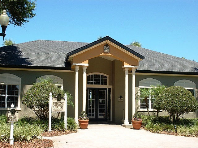 Hawthorne Groves Apartments: Elegant view of luxury apartments in a serene setting