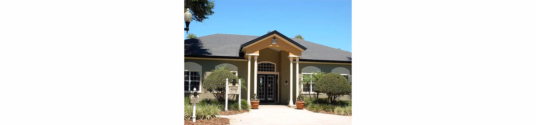 Hawthorne Groves Apartments: Elegant view of luxury apartments in a serene setting