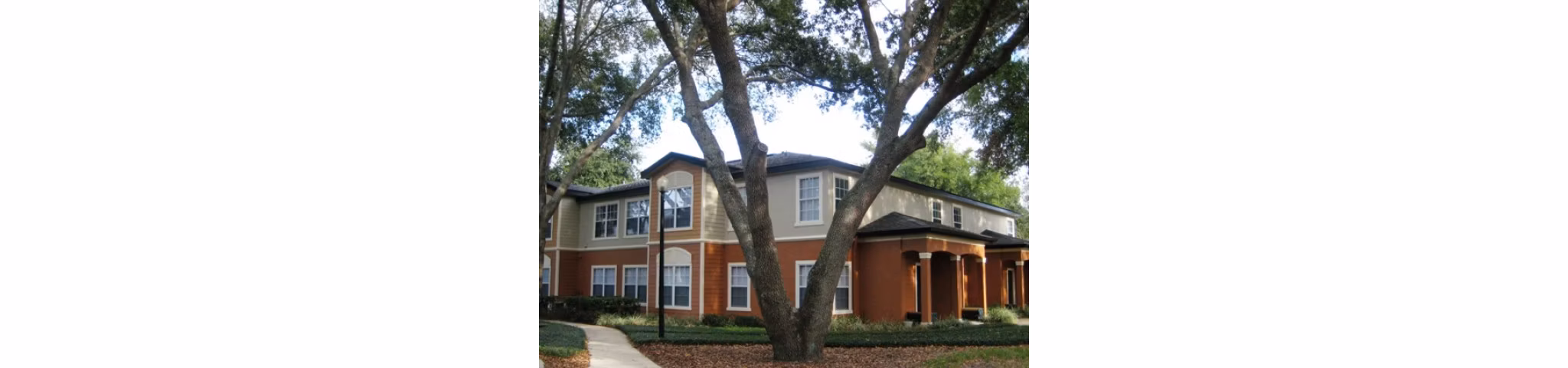 Hawthorne Groves: Modern luxury apartments with lush landscaping in Orlando