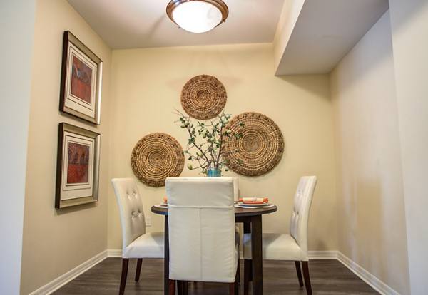dining room at One Plantation Apartments