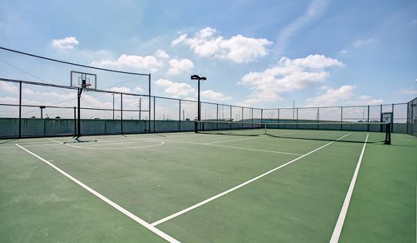 tennis court at One Plantation Apartments