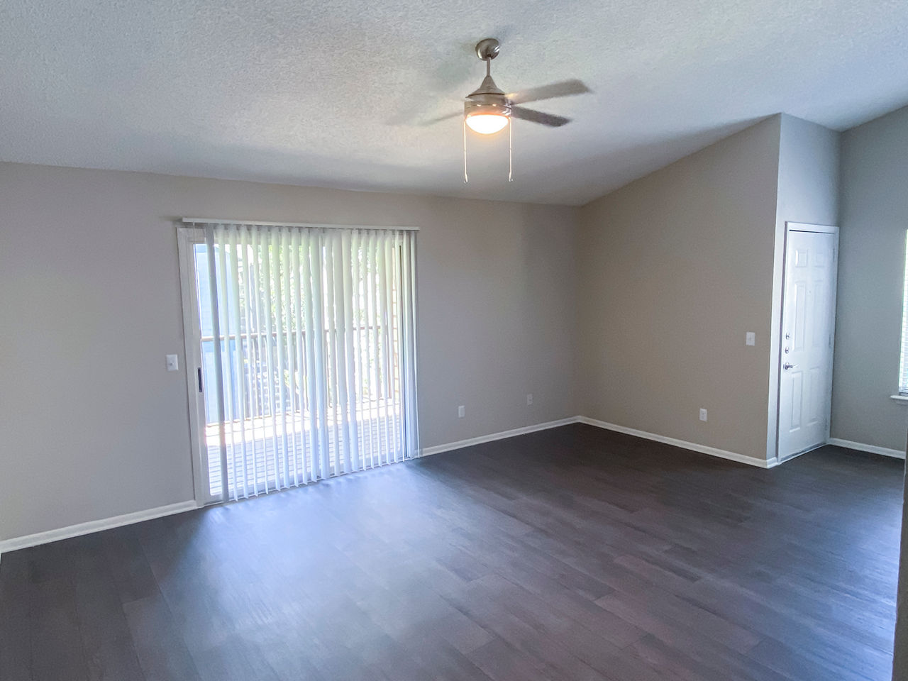 Spacious living room with modern decor in The Crest at Altamonte Apartments
