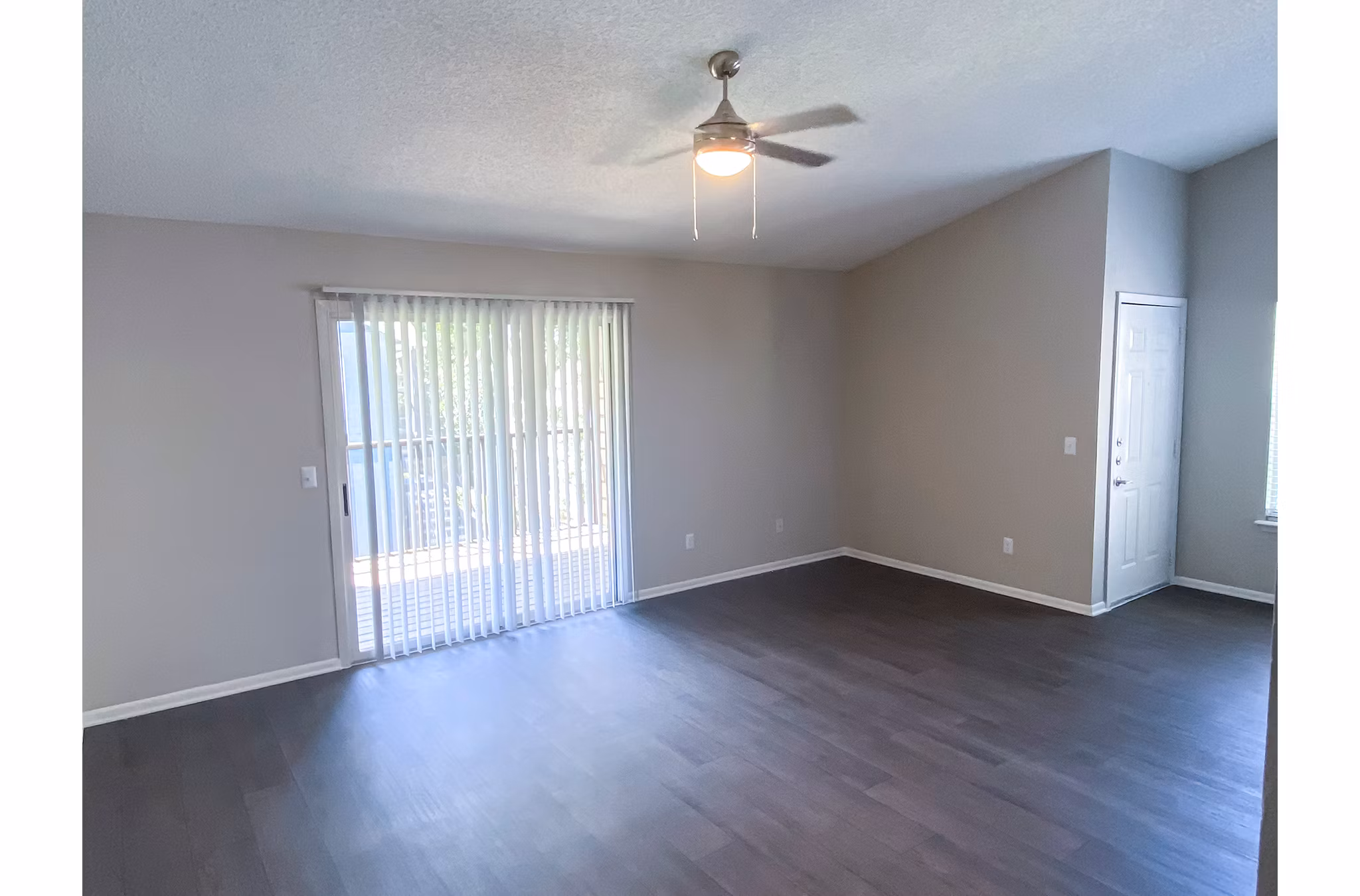 Spacious living room with modern decor in The Crest at Altamonte Apartments