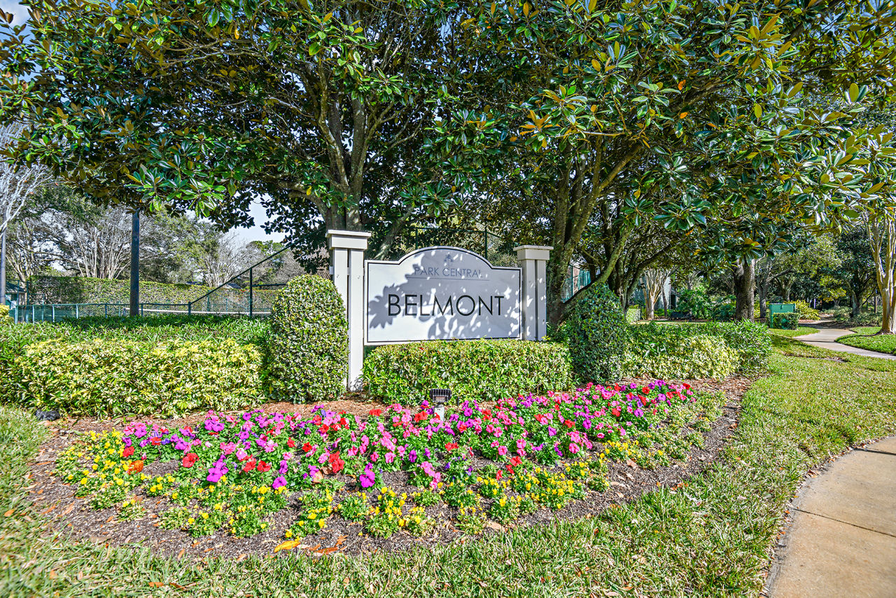Park Central Apartments: Elegant of luxury apartments at Manor Row in an upscale neighborhood