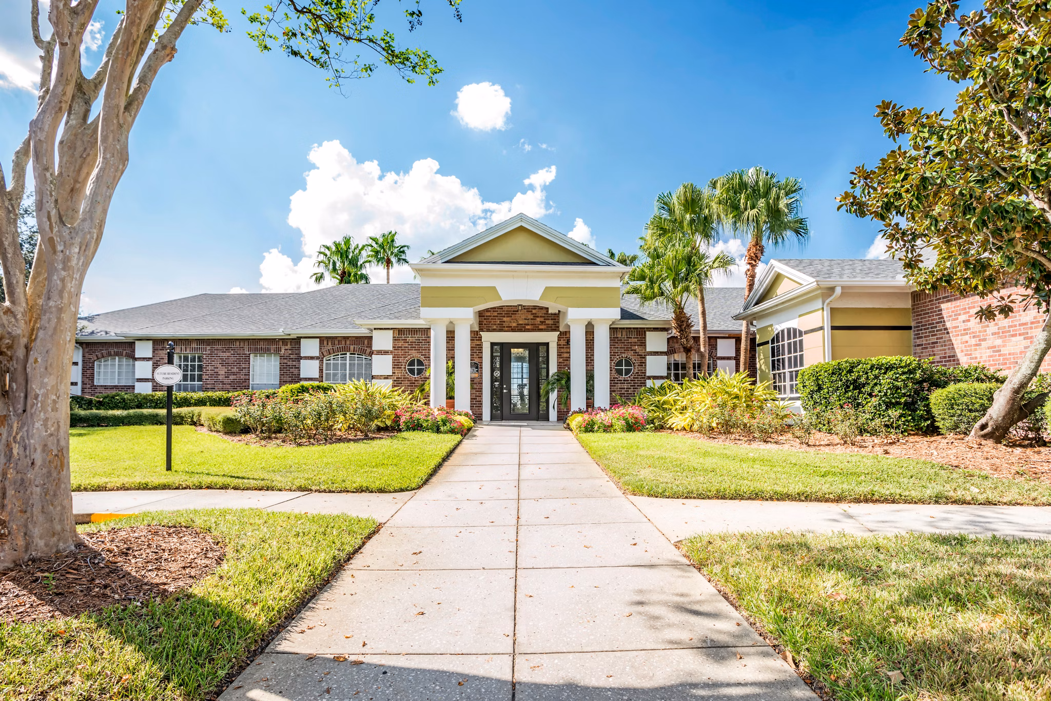 Park Central Apartments: Elegant of luxury apartments at Manor Row in an upscale neighborhood