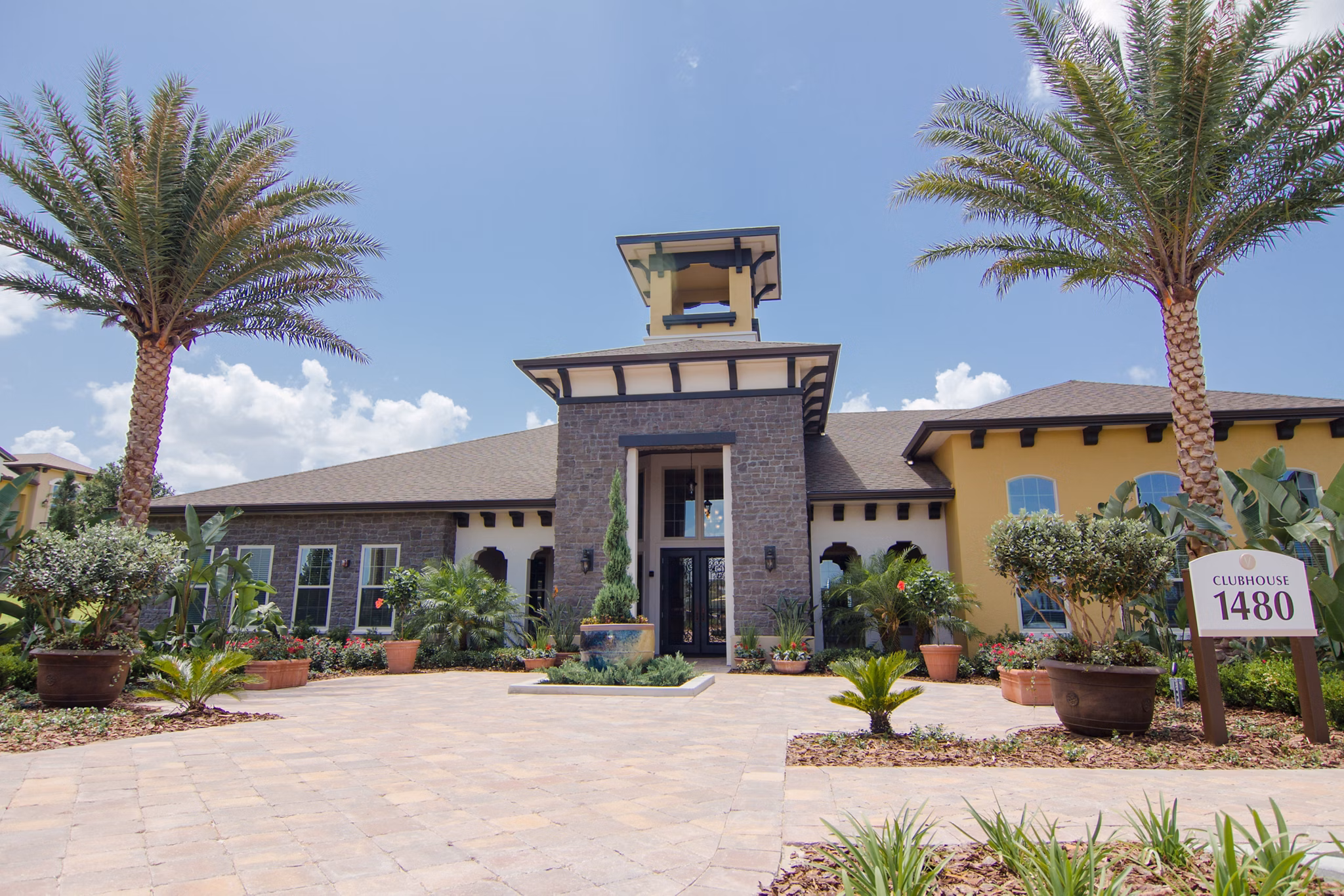 The Vineyards at Hammock Ridge: Elegant luxury apartments in a lush landscaped setting in Claremont