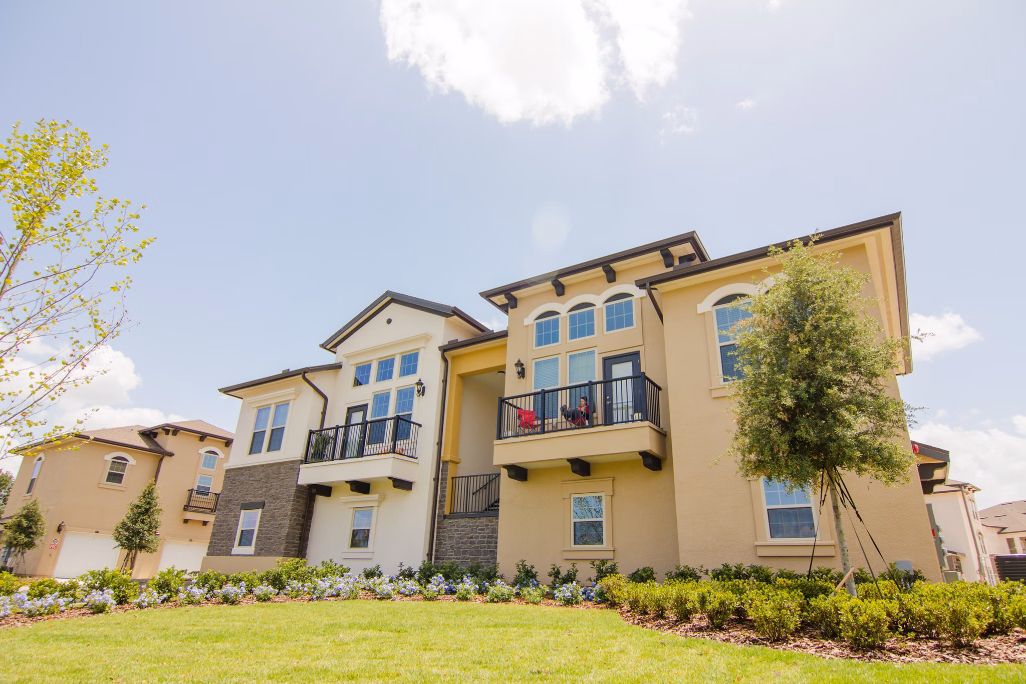 The Vineyards at Hammock Ridge: Elegant view of luxury apartments in peaceful setting