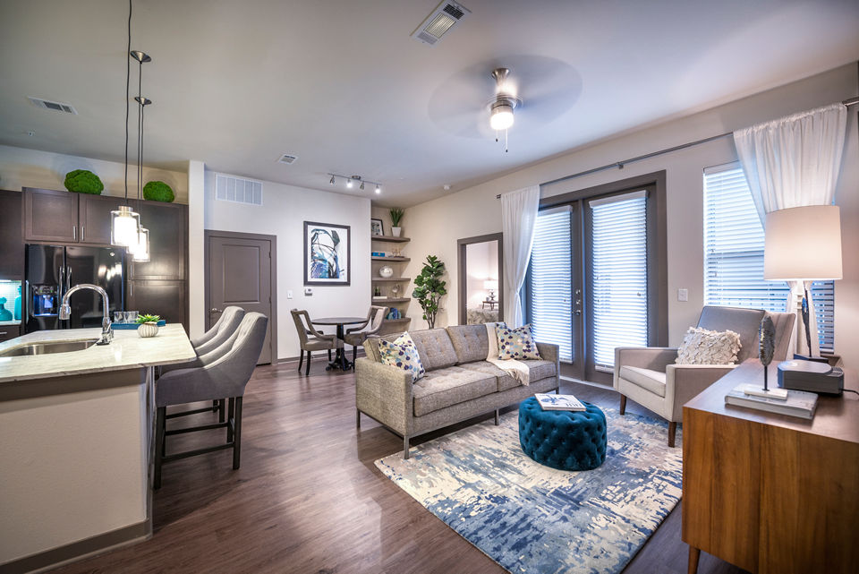 Spacious living room with contemporary design at Overture Plano Apartments, featuring luxurious seating and natural light