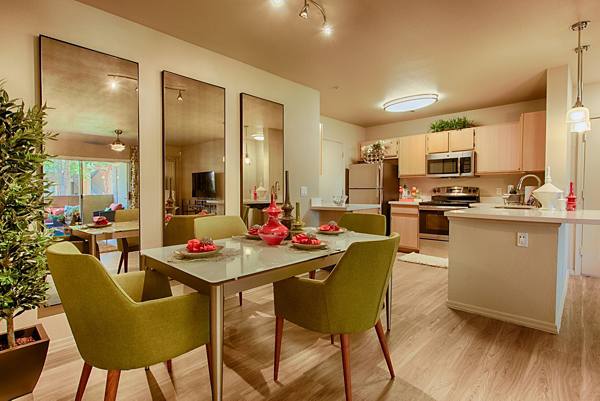dining room at Aventura Apartments