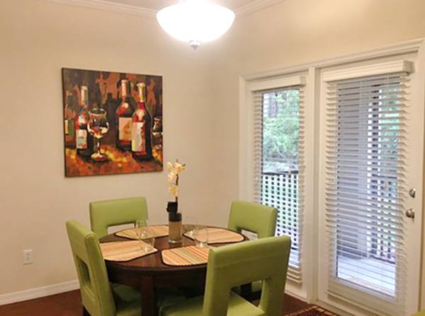 dining room at Avenue Royale Apartments