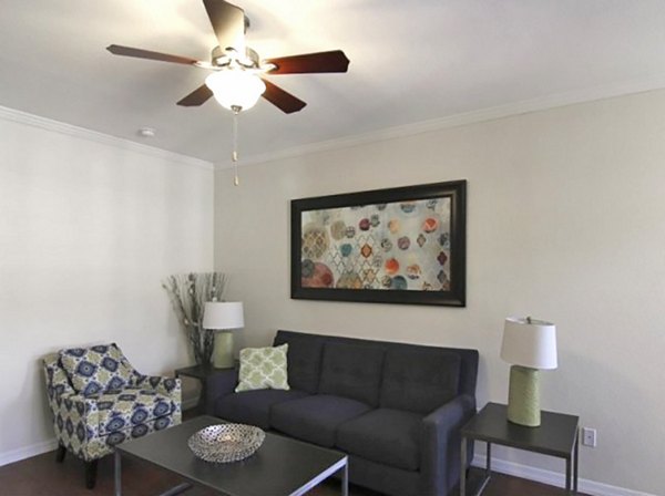 Avenue Royale Apartments