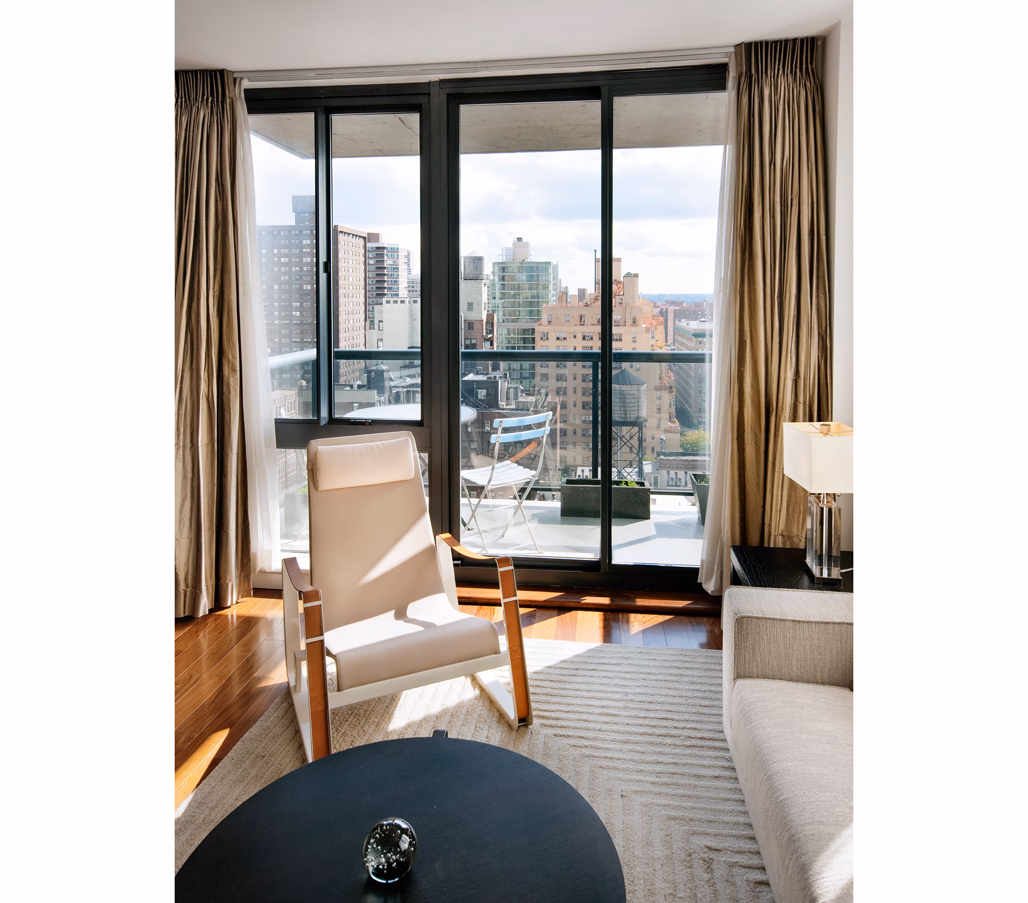 Spacious living room with contemporary decor in INSTRATA Gramercy Apartments