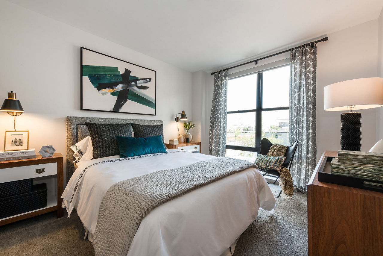 Queen Anne Flats: Modern bedroom apartment with elegant decor and city views in Seattle