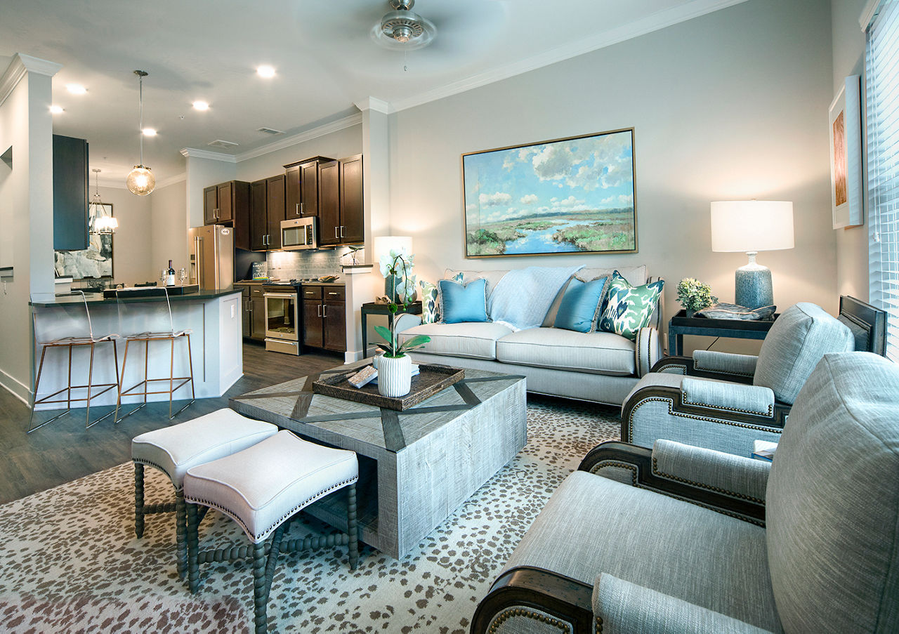 Spacious living room with modern decor in WaterWalk at Shelter Cove Towne Centre ëŸ­ì…”ë¦¬ ì•„íŒŒíŠ¸