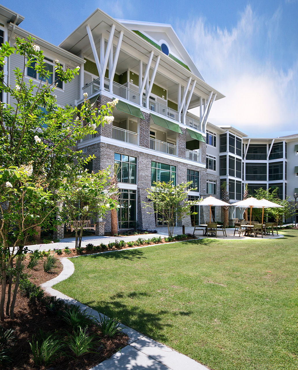 Courtyard with lush landscaping at WaterWalk luxury apartments in Shelter Cove Towne Centre