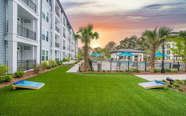 courtyard at Overture Daniel Island Apartments
