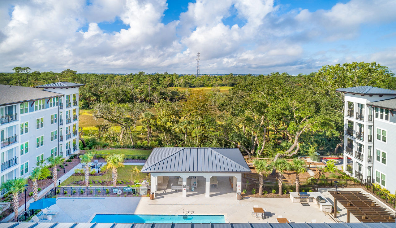 Overture Daniel Island: Elegant courtyard at luxury apartments in Charleston