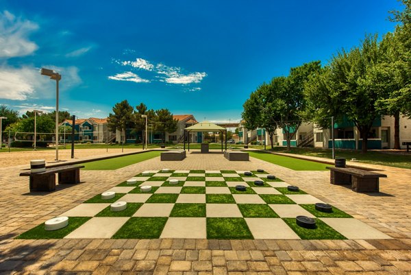 courtyard at Galleria Palms Apartments
