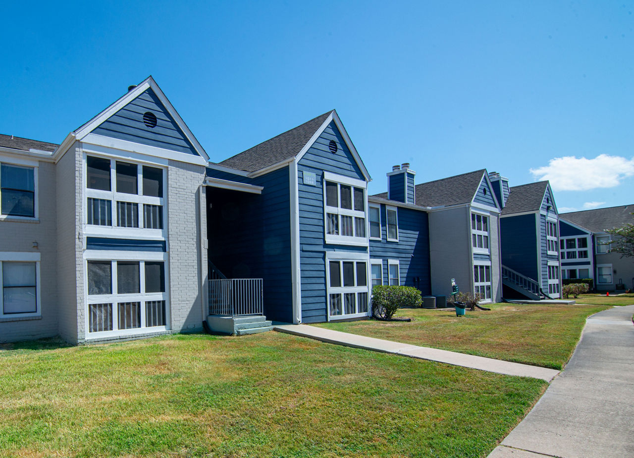 Signage at Willow Springs Apartments: Elegant entry sign with lush landscaping in luxury residential community