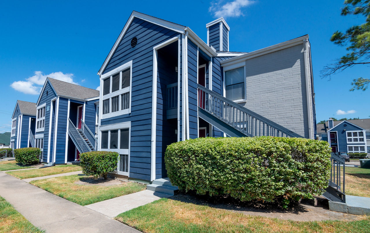 Willow Springs Apartments: Charming three-story with landscaped gardens in a suburban setting