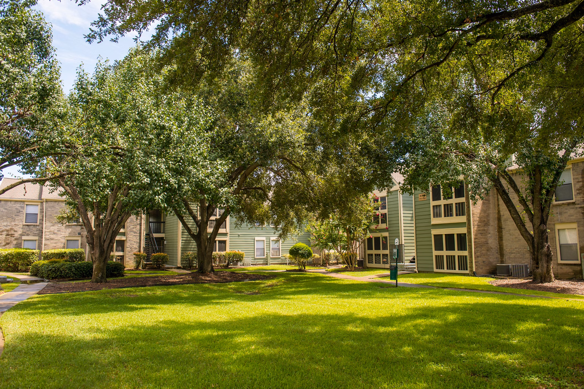 Willow Springs Apartments: Luxury garden-style property with lush landscaping