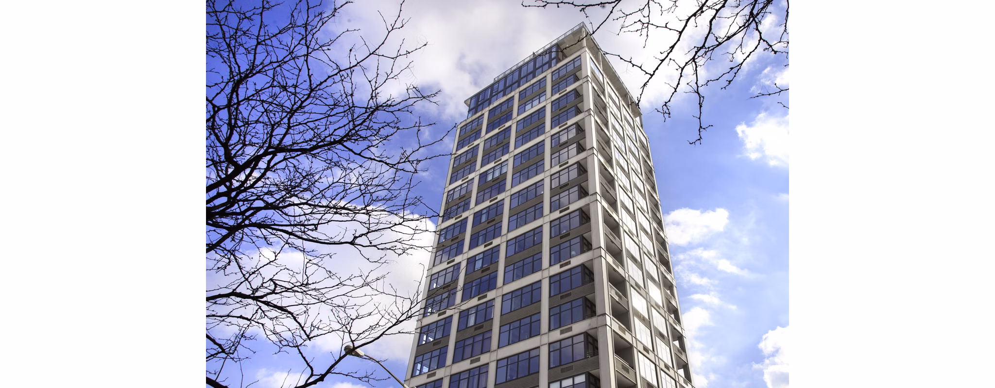 424 Bedford: Luxurious view of modern high-rise apartments in New York City