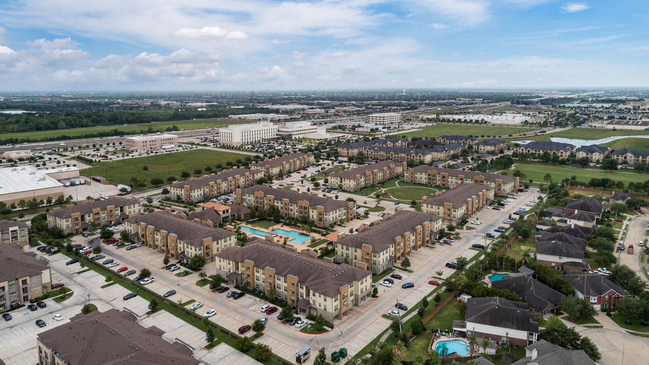 Retreat at Shadow Creek Ranch: Elegant property with landscaped gardens and modern architecture promoting luxury living in Houston