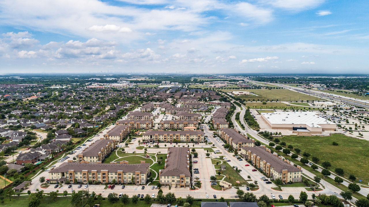 Retreat at Shadow Creek Ranch: Scenic lake view luxury apartments in Pearland, Texas