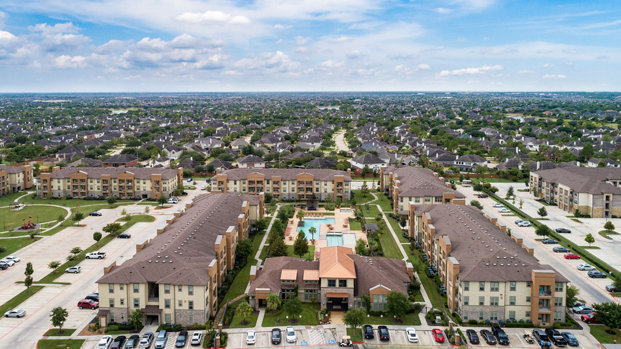 Retreat at Shadow Creek Ranch: Luxury apartment featuring modern architecture in Pearland, Texas