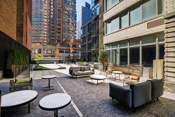 courtyard at 800 Sixth Apartments