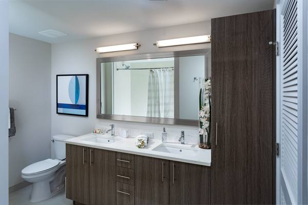bathroom at Laureat Apartments