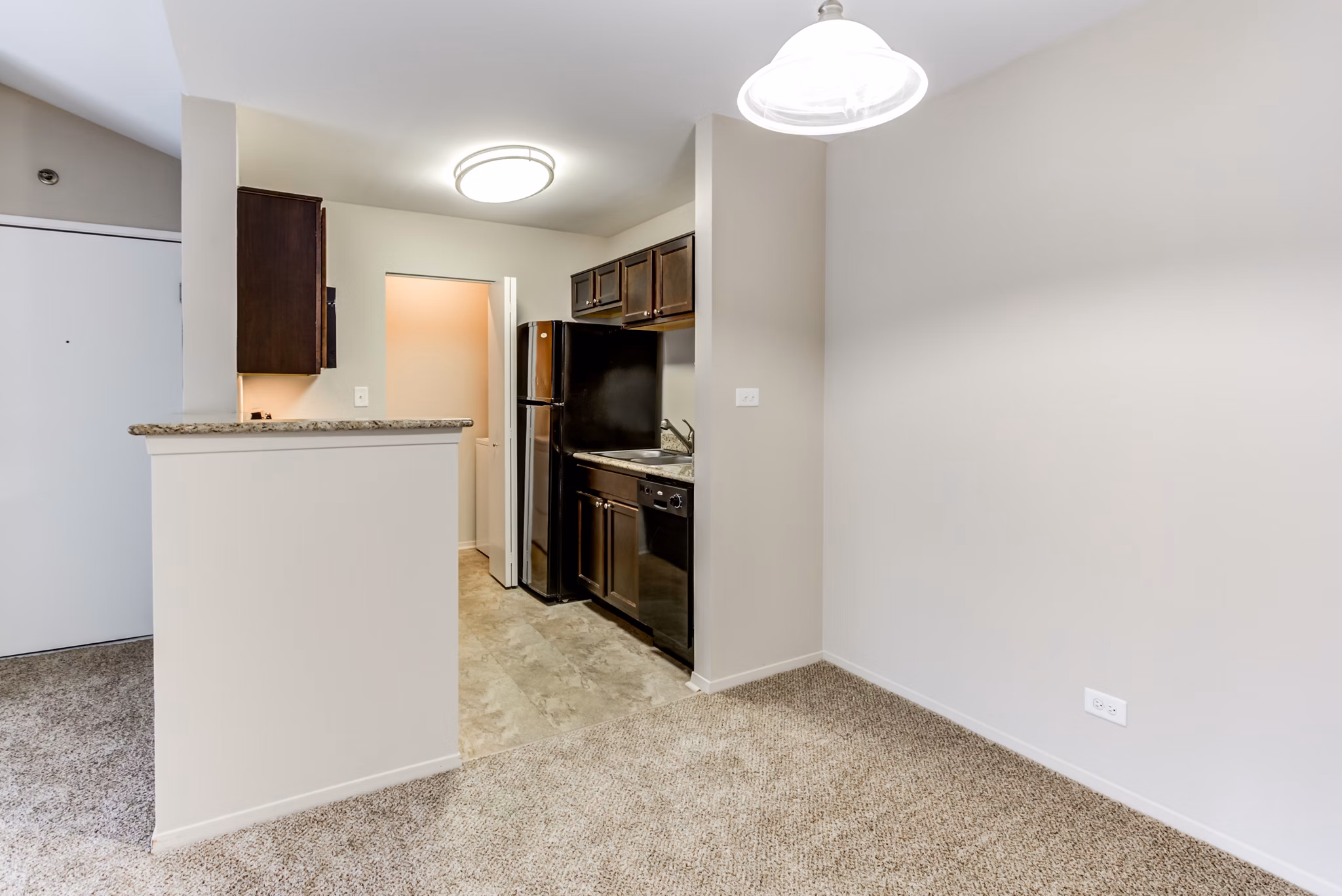 dining area at Martin's Point Apartments