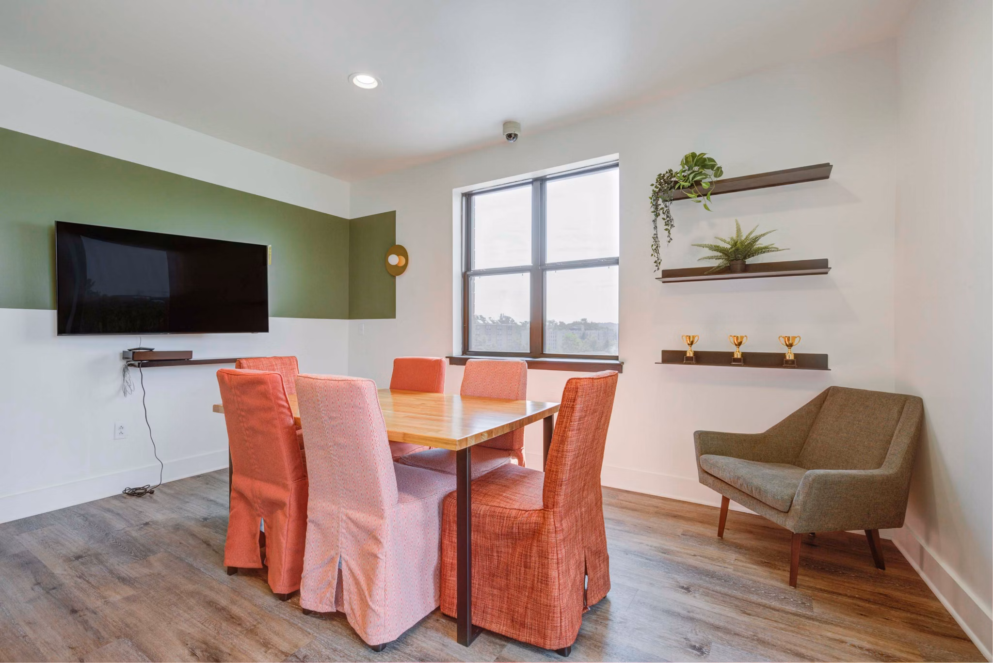 The Varsity Apartments: Modern meeting facility with conference setup