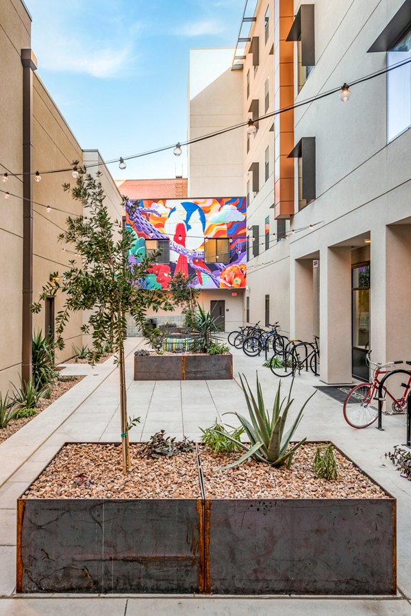 courtyard at Union on 6th Apartments