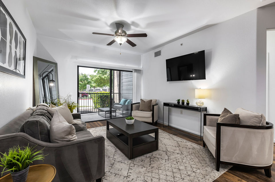 Spacious living room with contemporary furnishings in The Oaks at Techridge Apartments