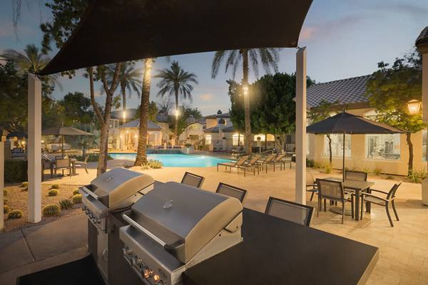 patio and bbq grill area at CityScape at Lakeshore Apartments