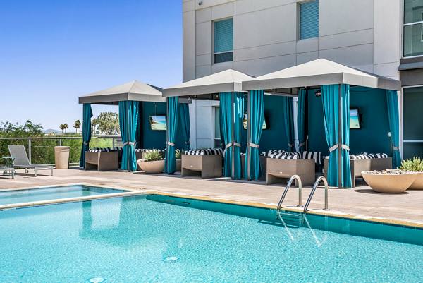 pool at Broadstone Scottsdale Quarter Apartments