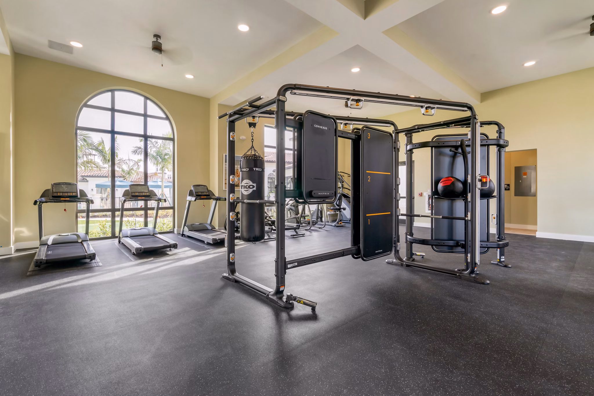 Lago Apartments: Modern fitness center with state-of-the-art equipment and spacious workout area