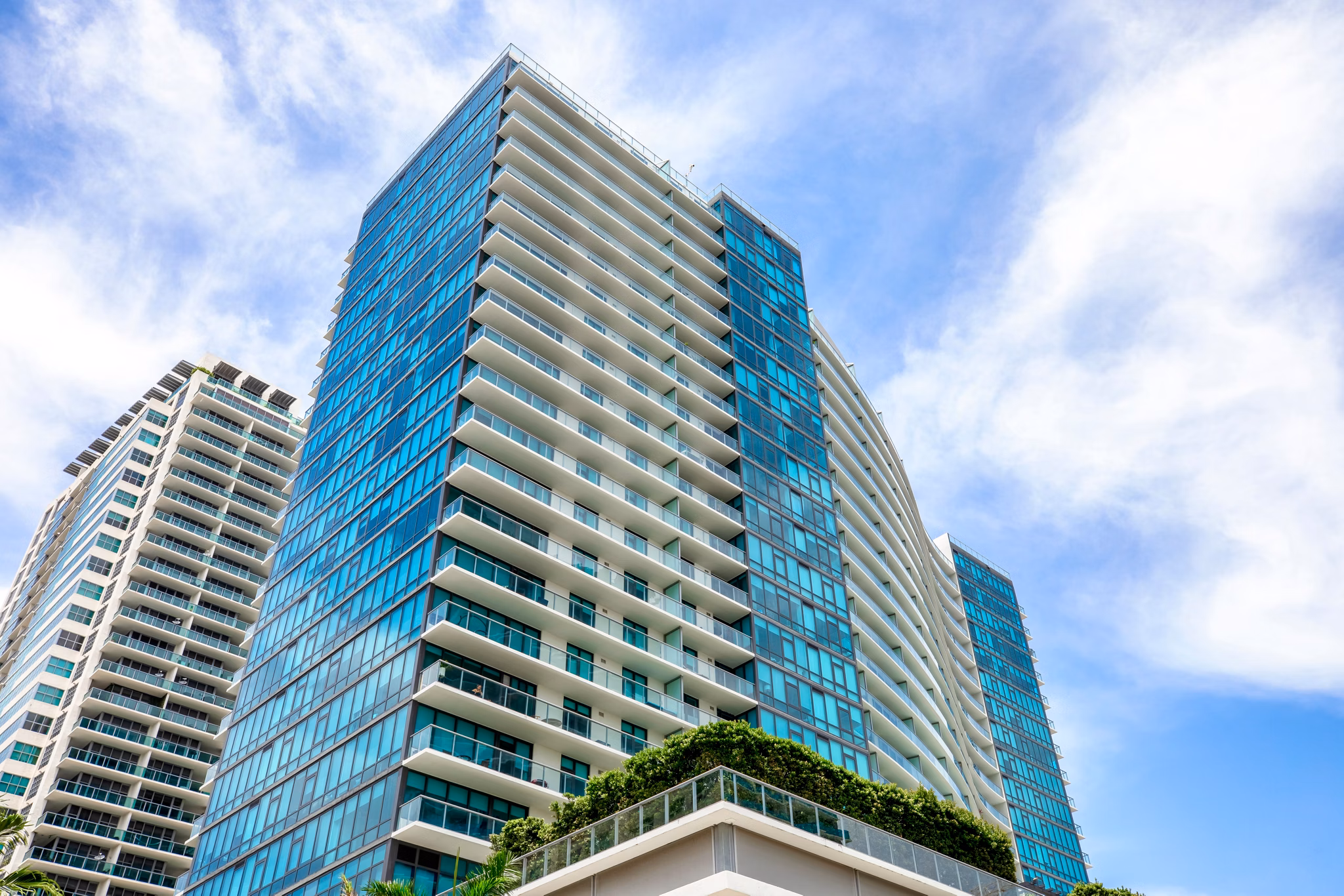 Midtown 5 Apartments: Sleek design of luxury high-rise apartments in vibrant Miami neighborhood
