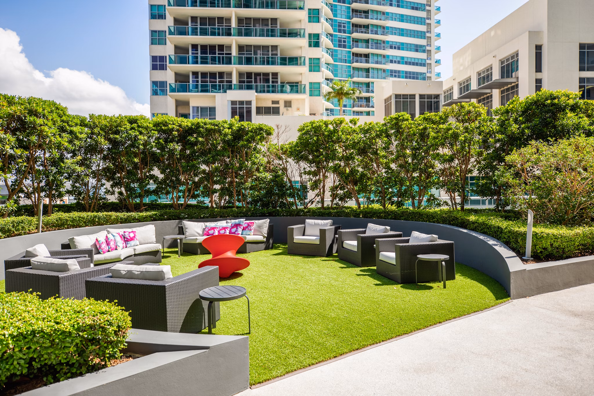 Courtyard featuring lush gardens and seating areas at Midtown 5 Apartments, a luxury property by Greystar in an urban setting