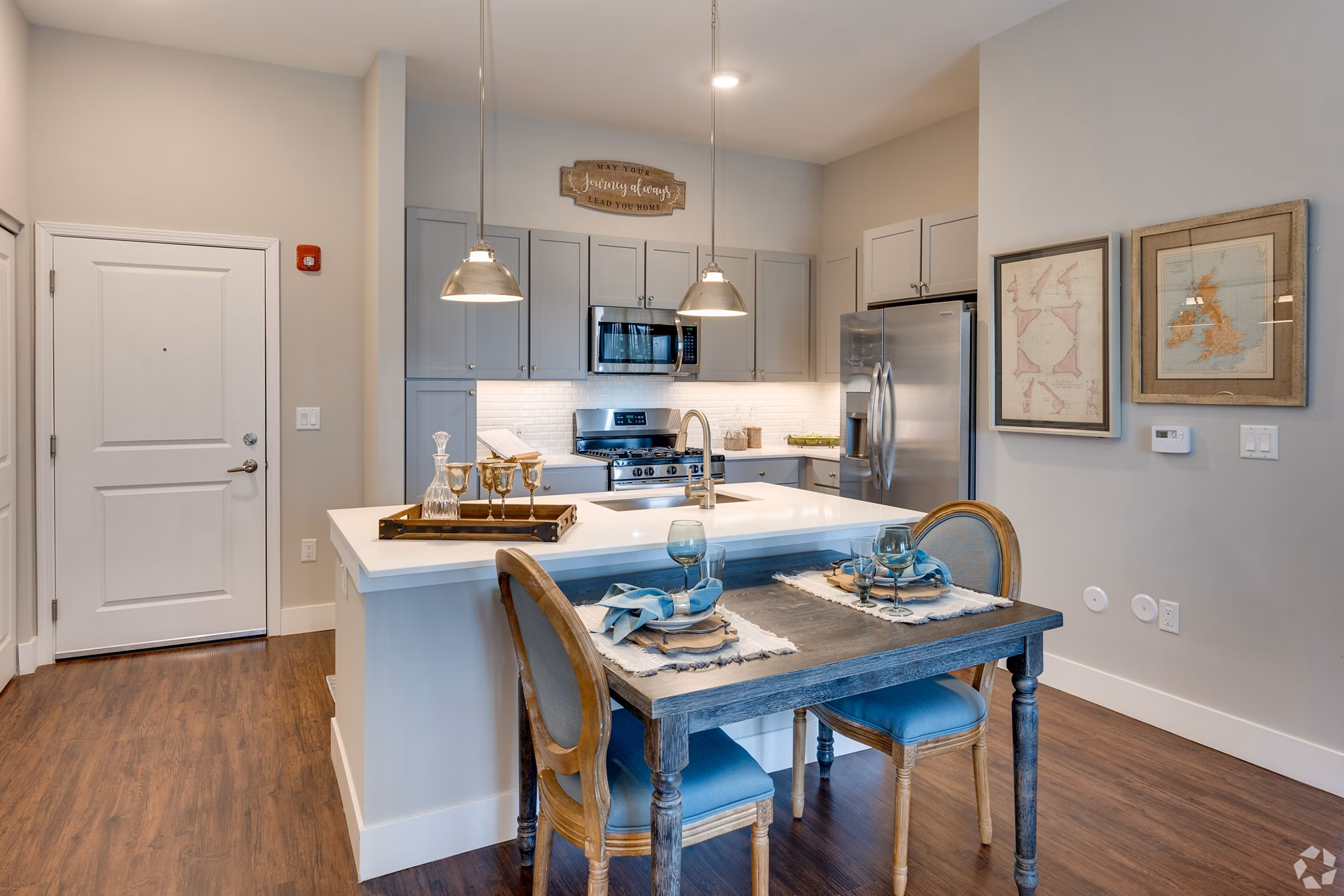Modern dining area with elegant furnishings at Avenida Naperville Apartments