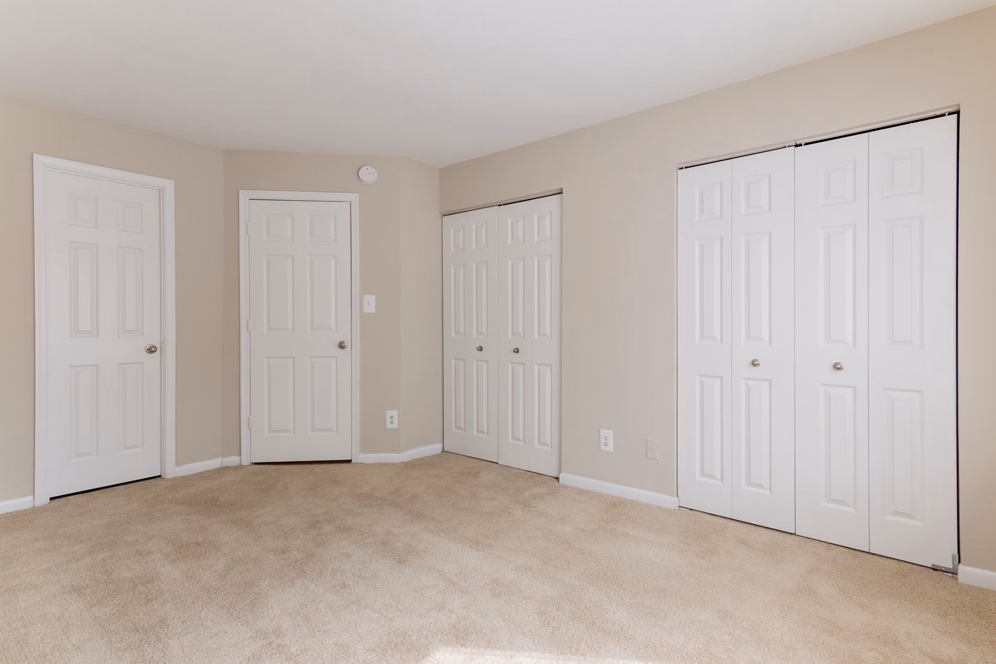 Modern bedroom with cozy decor at Avana Oak Mill Apartments