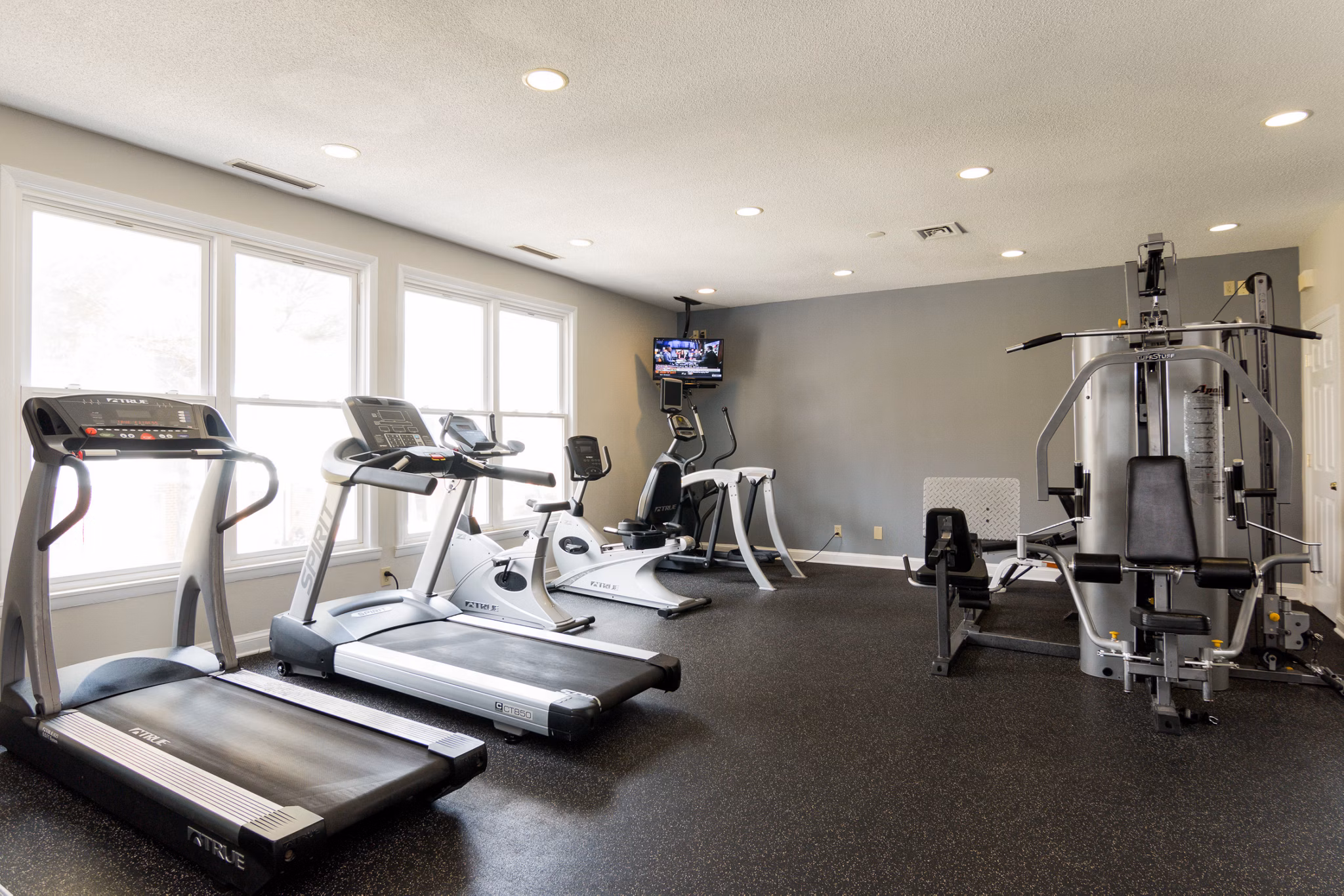 Fitness center with state-of-the-art gym equipment at Avana Oak Mill Apartments
