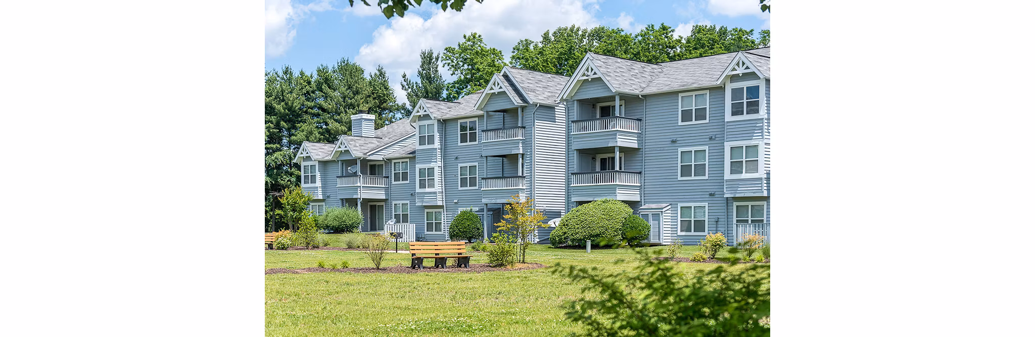 Avana Heather Ridge: Elegant apartment exteriors with landscaped greenery in Aurora, CO